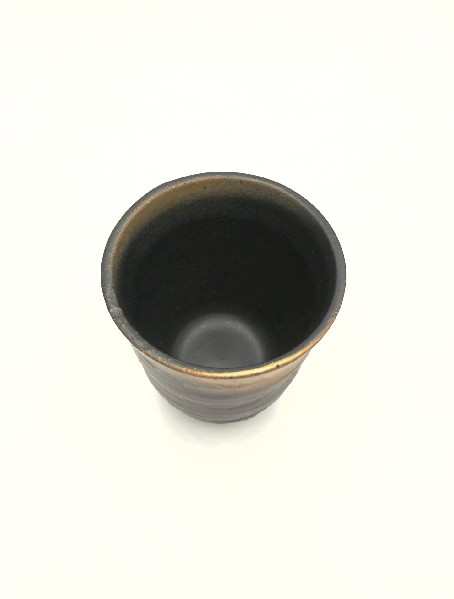 Tasse à thé japonaise en céramique foncée – Élégance minimaliste dans un style traditionnel