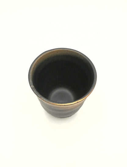 Tasse à thé japonaise en céramique foncée – Élégance minimaliste dans un style traditionnel