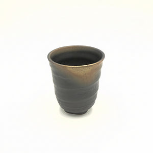 Dunkle Japanische Keramik-Teetasse – Minimalistische Eleganz in traditionellem Stil