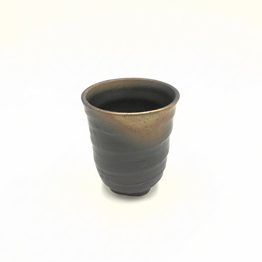 Dunkle Japanische Keramik-Teetasse – Minimalistische Eleganz in traditionellem Stil