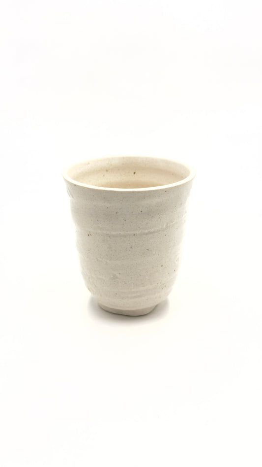 Helle Japanische Keramik-Teetasse – Zeitlose Natürlichkeit in traditionellem Design